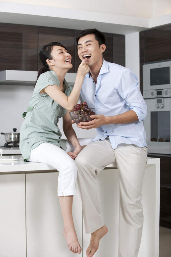 东方人,两个人,家庭,夫妻,笑,微笑,露齿笑,竖图,室内,白天,侧面,衬衫,爱情,快乐,兴奋,厨房,葡萄,水果,中国,亚洲,连接,灶台,公寓,食品,饮品,浪漫,饮食,食物,饮料,社区,张嘴,舒服,温暖,温馨,一家人,面对面,果盘,恩爱,恋人,有机食品,生活方式,家庭妇女,和睦,关爱,可口,清新,近景,张大嘴巴,东亚,健康食物,北京市,喂养,适口,异性恋,男人,男性,年轻男性,年轻女性,女人,女性,亚洲人,中国人,年轻人,夫妇,情侣,张开嘴,彩图,爱,灶间,伴侣,融洽,商用厨房