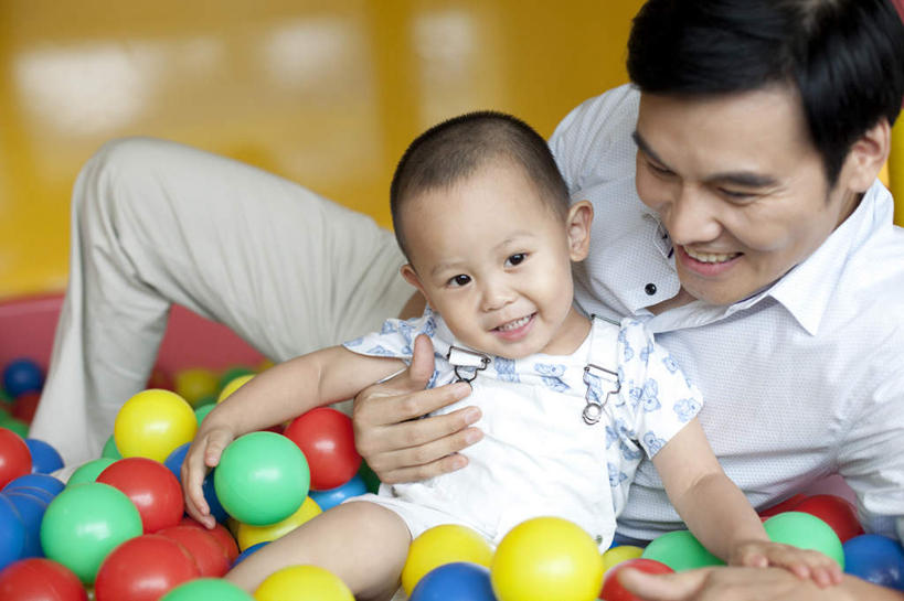 东方人,儿童,中年人,两个人,家庭,父母,父亲,儿子,坐,躺,笑,微笑,露齿笑,横图,室内,侧面,工作服,快乐,纯洁,玩具,中国,亚洲,连接,拿着,休闲装,刺激,小孩,社区,球体,温暖,温馨,一家人,可爱,童年,童趣,幼儿园,生长,和睦,享乐,愉悦,关爱,近景,童真,东亚,烂漫,无邪,发展,北京市,天真,男孩,男性,中年男性,亚洲人,中国人,孩子,彩图,爱,欢乐,融洽