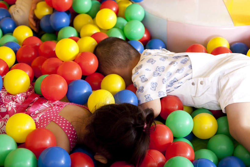 东方人,儿童,两个人,躺,横图,室内,侧面,工作服,纯洁,玩具,中国,亚洲,朦胧,模糊,休闲装,小孩,球体,可爱,童年,童趣,幼儿园,愉悦,近景,童真,东亚,烂漫,无邪,北京市,天真,男孩,女孩,亚洲人,中国人,孩子,彩图