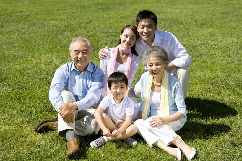 东方人,儿童,老年人,人群,家庭,母亲,父亲,儿子,祖父母,祖母,祖父,坐,笑,微笑,露齿笑,横图,竖图,俯视,室外,白天,正面,快乐,兴奋,纯洁,草地,中国,亚洲,五个人,连接,庭院,田地,草,小孩,绿色,白色,自然,社区,温暖,温馨,一家人,可爱,同意,童年,童趣,搭,生活方式,和睦,享乐,搭着,关爱,亲情,童真,东亚,烂漫,无邪,北京市,无忧无虑,天真,老年男性,老年女性,男孩,男人,男性,年轻男性,年轻女性,女人,女性,亚洲人,中国人,孩子,年轻人,全家福,孙子,休闲活动,触摸,手牵手,坐着,彩图,高角度拍摄,爱,融洽,挨着