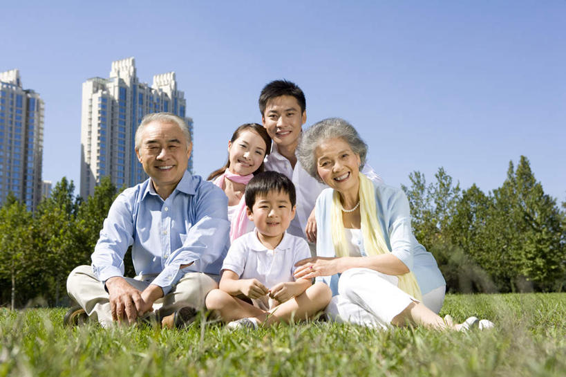 东方人,儿童,老年人,人群,家庭,母亲,父亲,儿子,祖父母,祖母,祖父,坐,笑,微笑,露齿笑,横图,竖图,俯视,室外,白天,正面,快乐,兴奋,纯洁,草地,中国,亚洲,五个人,连接,庭院,田地,草,小孩,绿色,白色,自然,社区,温暖,温馨,一家人,可爱,同意,童年,童趣,搭,生活方式,和睦,享乐,搭着,关爱,亲情,房地产,童真,东亚,烂漫,无邪,北京市,无忧无虑,天真,老年男性,老年女性,男孩,男人,男性,年轻男性,年轻女性,女人,女性,亚洲人,中国人,孩子,年轻人,全家福,孙子,休闲活动,触摸,手牵手,坐着,彩图,高角度拍摄,爱,融洽,居住区,挨着