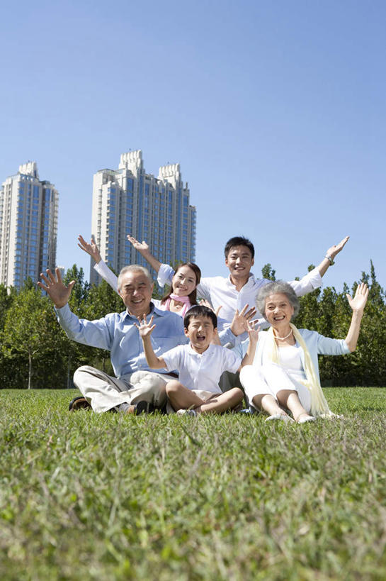 东方人,儿童,老年人,人群,家庭,母亲,父亲,儿子,祖父母,祖母,祖父,坐,笑,微笑,露齿笑,竖图,室外,白天,留白,正面,快乐,兴奋,纯洁,草地,草原,亚洲,五个人,连接,瓷器,庭院,田地,草,小孩,绿色,白色,自然,社区,春天,休闲,温暖,温馨,一家人,季节,可爱,童年,童趣,生活方式,和睦,享乐,愉悦,关爱,亲情,房地产,童真,东亚,烂漫,无邪,北京市,无忧无虑,天真,老年男性,老年女性,男孩,男人,男性,年轻男性,年轻女性,女人,女性,亚洲人,中国人,孩子,年轻人,孙子,休闲活动,坐着,彩图,爱,融洽,居住区,挨着