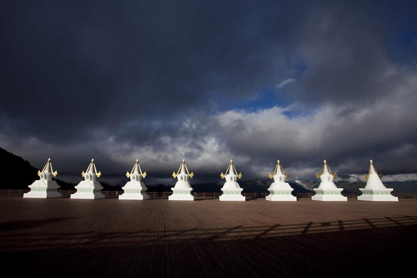 无人,横图,室外,建筑,中国,亚洲,一排,整齐,塔,梅里雪山,排列,白色,地标建筑,摄影,佛教,宗教建筑,队列,东亚,喇嘛教,云南省,彩图,传统文化