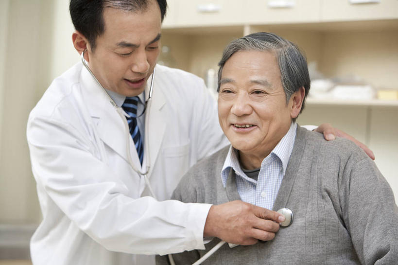 东方人,成年人,中年人,老年人,两个人,医生,病人,医院,坐,笑,微笑,露齿笑,横图,室内,白天,留白,正面,工作服,毛衣,衬衫,制服,快乐,昆明,中国,亚洲,检查,注视,休闲装,干净,听诊器,观察,看,医护人员,医疗人员,职业,搭,服务,观看,支撑,察看,专心,搭着,关爱,关注,决心,医疗器械,医疗工具,东亚,实验服,云南省,可靠,工作制服,技能,信任,老年男性,男人,男性,亚洲人,中国人,大夫,触摸,半身,彩图,工作套服,欢乐,考场