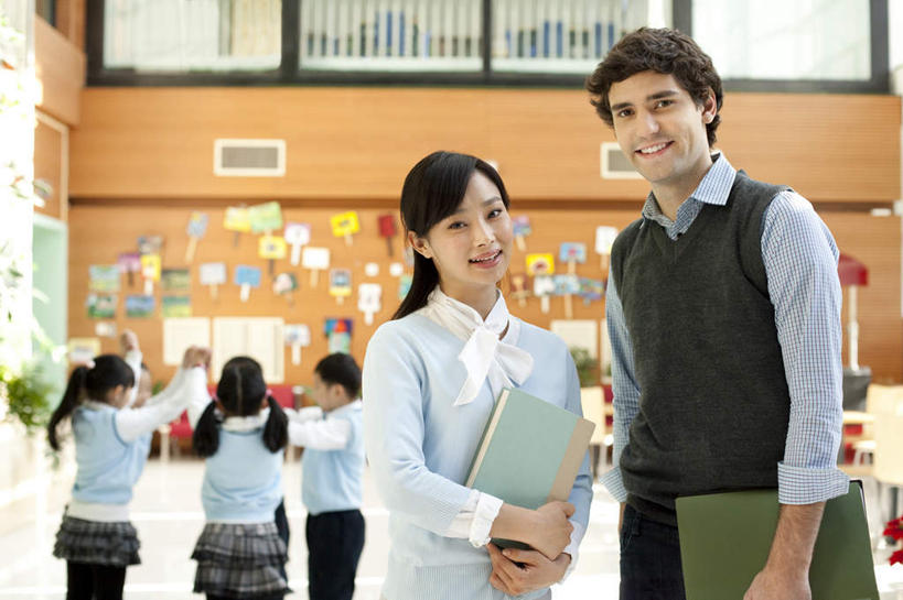 东方人,儿童,少年,学生,教师,学校,教学楼,站,笑,微笑,露齿笑,横图,竖图,室内,正面,衬衫,裙子,快乐,友谊,纯洁,合作,团队,中国,亚洲,连接,服装,背心,教育,拿着,休闲装,校园,小孩,衣服,社区,教,教室,校服,可爱,童年,童趣,服饰,英文字母,权威,知识,享乐,衣着,愉悦,穿着,运送,文档,童真,东亚,烂漫,无邪,北京市,衣饰,教员,天真,团结,男孩,男人,男性,年轻男性,年轻女性,女孩,女人,女性,亚洲人,中国人,孩子,年轻人,老师,书,手牵手,半身,彩图,教学大楼,小学,先生,男生,女生,小学生,白色人种