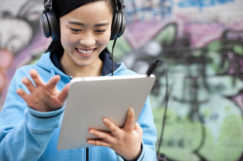 东方人,成年人,一个人,微笑,横图,室外,留白,正面,时尚,快乐,通讯,幸福,信心,技术,街道,北京,中国,亚洲,仅一个年轻女性,仅一个女性,仅一个人,敲打,服装,触摸屏,音乐,听,休闲装,漂亮,输入,衣服,耳机,打字,休闲,休闲服,连帽衫,个性,摄影,服饰,生活方式,点击,敲击,酷,嘻哈,享乐,愉悦,时髦,肖像,网上冲浪,帽衫,市区,平板电脑,东亚,无线电技术,时兴,按键,年轻女性,女人,女性,亚洲人,中国人,年轻人,触摸,半身,彩图,欢乐,涂鸦,流行音乐,态度