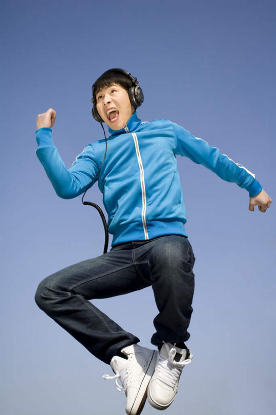 东方人,成年人,一个人,跳,举,笑,微笑,露齿笑,竖图,室外,正面,仰视,时尚,快乐,信心,北京,亚洲,仅一个男性,仅一个人,瓷器,半空,音乐,抬腿,牛仔裤,休闲装,漂亮,刺激,仅一个年轻男性,蓝色,天空,耳机,春天,托,张嘴,休闲,个性,活力,摄影,生活方式,动作,酷,嘻哈,享乐,愉悦,时髦,张大嘴巴,东亚,万里无云,时兴,男人,男性,年轻男性,亚洲人,中国人,年轻人,张开嘴,举起,举手,举着,向上举,向上伸,向上托,彩图,低角度拍摄,欢乐,流行音乐,态度
