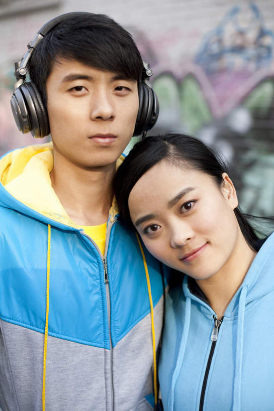 东方人,成年人,两个人,夫妻,微笑,竖图,室外,正面,爱情,时尚,快乐,友谊,幸福,信心,街道,北京,亚洲,服装,瓷器,浪漫,音乐,听,休闲装,漂亮,衣服,耳机,休闲,休闲服,连帽衫,恩爱,个性,恋人,摄影,服饰,生活方式,酷,嘻哈,享乐,愉悦,时髦,肖像,帽衫,市区,东亚,时兴,异性恋,男人,男性,年轻男性,年轻女性,女人,女性,亚洲人,中国人,年轻人,夫妇,情侣,半身,彩图,欢乐,涂鸦,伴侣,流行音乐,态度
