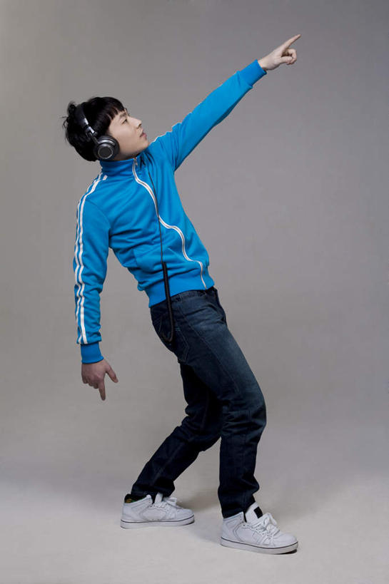 东方人,成年人,一个人,竖图,正面,运动服,时尚,北京,亚洲,仅一个男性,仅一个人,指,服装,瓷器,音乐,听,指点,牛仔裤,休闲装,方向,仅一个年轻男性,衣服,耳机,手势,个性,摄影,服饰,酷,嘻哈,指向,衣着,穿着,肖像,东亚,衣饰,男人,男性,年轻男性,亚洲人,中国人,年轻人,半身,彩图,影棚拍摄,打手势,运动装,流行音乐