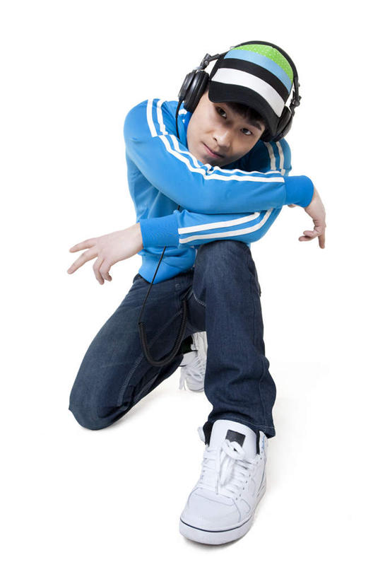 东方人,成年人,一个人,双手交叉,竖图,白色背景,正面,运动服,时尚,自由,信心,北京,中国,亚洲,仅一个男性,仅一个人,服装,音乐,听,牛仔裤,休闲装,漂亮,仅一个年轻男性,衣服,耳机,手势,休闲,鸭舌帽,个性,摄影,服饰,影棚,生活方式,双手抱胸,酷,嘻哈,衣着,愉悦,穿着,时髦,摄影棚,肖像,东亚,衣饰,时兴,茄克,男人,男性,年轻男性,亚洲人,中国人,年轻人,跪着,彩图,影棚拍摄,拍摄,打手势,运动装,流行音乐,摆拍,广角拍摄,态度