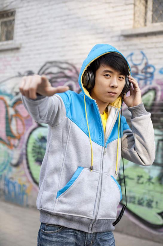 东方人,成年人,一个人,竖图,室外,正面,时尚,信心,街道,北京,中国,亚洲,仅一个男性,仅一个人,指,服装,音乐,听,指点,休闲装,漂亮,仅一个年轻男性,衣服,耳机,手势,休闲,休闲服,连帽衫,个性,摄影,服饰,生活方式,酷,嘻哈,享乐,指向,愉悦,时髦,肖像,手插袋,帽衫,市区,东亚,时兴,男人,男性,年轻男性,亚洲人,中国人,年轻人,插兜,手插兜,半身,彩图,涂鸦,打手势,手抄兜,流行音乐,态度