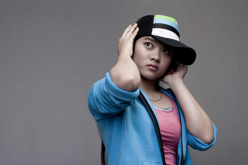 东方人,成年人,一个人,横图,留白,正面,时尚,信心,北京,亚洲,仅一个年轻女性,仅一个女性,仅一个人,瓷器,音乐,休闲装,耳机,个性,遮,遮掩,摄影,掩盖,酷,嘻哈,遮挡,肖像,东亚,遮盖,掩饰,年轻女性,女人,女性,亚洲人,中国人,年轻人,半身,彩图,影棚拍摄,捂住,流行音乐