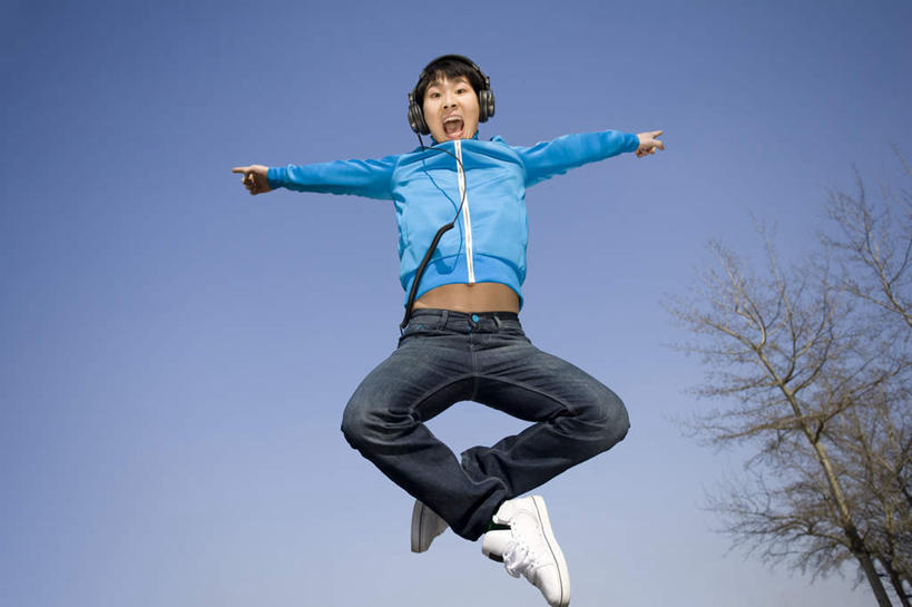 东方人,成年人,一个人,跳,举,笑,微笑,露齿笑,横图,室外,正面,仰视,时尚,快乐,信心,北京,亚洲,仅一个男性,仅一个人,瓷器,半空,音乐,抬腿,牛仔裤,休闲装,漂亮,刺激,仅一个年轻男性,蓝色,天空,耳机,春天,托,张嘴,休闲,个性,活力,摄影,生活方式,动作,酷,嘻哈,享乐,愉悦,时髦,张大嘴巴,东亚,万里无云,时兴,男人,男性,年轻男性,亚洲人,中国人,年轻人,张开嘴,举起,举手,举着,向上举,向上伸,向上托,彩图,低角度拍摄,欢乐,流行音乐,态度