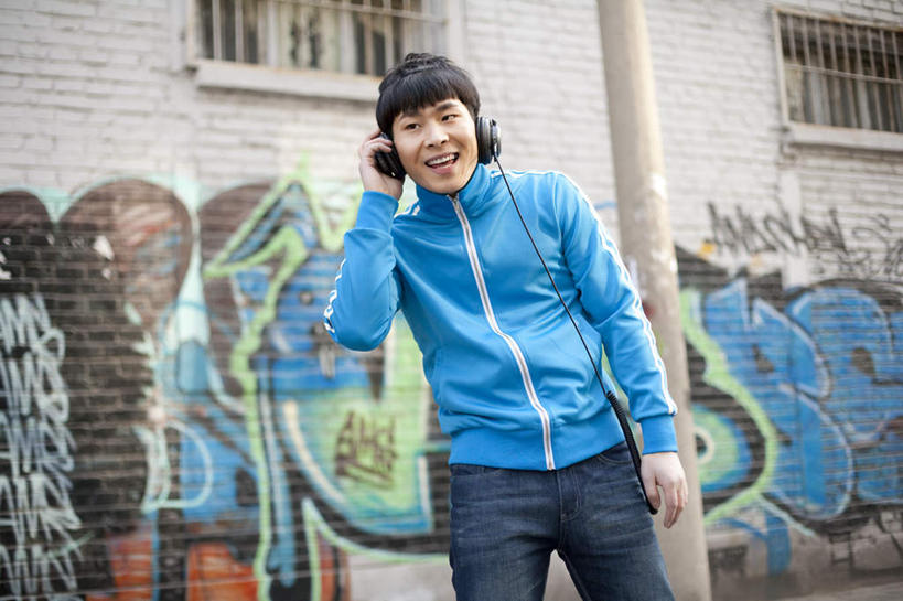 东方人,成年人,一个人,笑,横图,室外,留白,正面,运动服,时尚,信心,街道,北京,亚洲,仅一个男性,仅一个人,服装,瓷器,音乐,听,休闲装,漂亮,仅一个年轻男性,衣服,耳机,休闲,个性,摄影,服饰,生活方式,酷,嘻哈,享乐,衣着,愉悦,穿着,时髦,肖像,市区,东亚,衣饰,时兴,男人,男性,年轻男性,亚洲人,中国人,年轻人,彩图,涂鸦,运动装,流行音乐,态度
