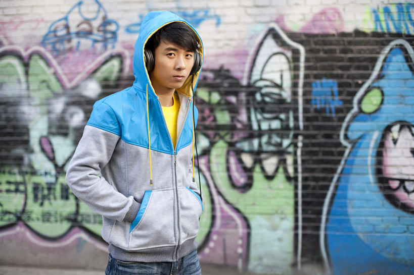 东方人,成年人,一个人,横图,室外,留白,正面,时尚,信心,街道,北京,亚洲,仅一个男性,仅一个人,服装,瓷器,音乐,听,休闲装,漂亮,仅一个年轻男性,衣服,耳机,休闲,休闲服,连帽衫,个性,摄影,服饰,生活方式,酷,嘻哈,享乐,愉悦,时髦,肖像,手插袋,帽衫,市区,东亚,时兴,男人,男性,年轻男性,亚洲人,中国人,年轻人,插兜,手插兜,半身,彩图,涂鸦,手抄兜,流行音乐,态度