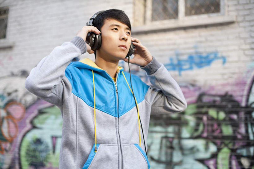 东方人,成年人,一个人,横图,室外,留白,正面,时尚,信心,街道,北京,亚洲,仅一个男性,仅一个人,服装,瓷器,音乐,听,休闲装,漂亮,仅一个年轻男性,衣服,耳机,休闲,休闲服,连帽衫,个性,摄影,服饰,生活方式,酷,嘻哈,享乐,愉悦,时髦,肖像,帽衫,市区,东亚,时兴,男人,男性,年轻男性,亚洲人,中国人,年轻人,半身,彩图,涂鸦,流行音乐,态度