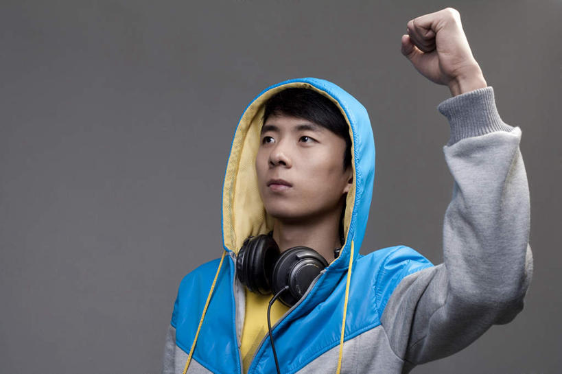 东方人,成年人,脸,头,脸颊,一个人,举,横图,留白,正面,时尚,信心,北京,亚洲,仅一个男性,仅一个人,服装,瓷器,音乐,休闲装,肩膀,仅一个年轻男性,衣服,耳机,手势,托,休闲,休闲服,连帽衫,个性,力量,摄影,服饰,酷,嘻哈,帽衫,东亚,男人,男性,年轻男性,亚洲人,中国人,年轻人,头部,脸部,脸蛋,面部,拳头,举起,举手,举着,向上举,向上伸,向上托,彩图,影棚拍摄,打手势,流行音乐