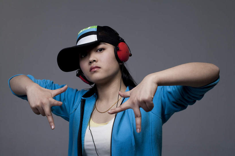 东方人,成年人,一个人,横图,留白,正面,时尚,信心,北京,亚洲,仅一个年轻女性,仅一个女性,仅一个人,瓷器,音乐,休闲装,耳机,手势,个性,摄影,酷,嘻哈,肖像,东亚,年轻女性,女人,女性,亚洲人,中国人,年轻人,半身,彩图,影棚拍摄,打手势,流行音乐