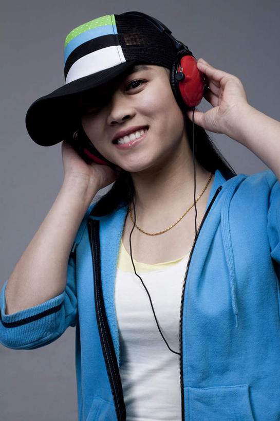 东方人,成年人,一个人,微笑,竖图,留白,正面,时尚,快乐,幸福,信心,北京,亚洲,仅一个年轻女性,仅一个女性,仅一个人,瓷器,音乐,休闲装,耳机,个性,摄影,酷,嘻哈,享乐,肖像,东亚,年轻女性,女人,女性,亚洲人,中国人,年轻人,半身,彩图,影棚拍摄,欢乐,流行音乐