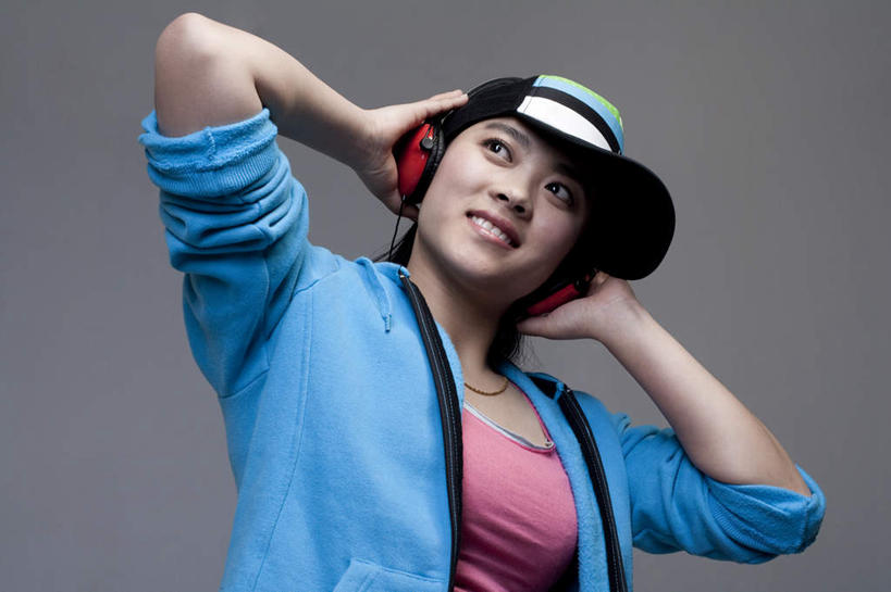 东方人,成年人,一个人,微笑,横图,留白,正面,时尚,快乐,幸福,信心,北京,亚洲,仅一个年轻女性,仅一个女性,仅一个人,瓷器,音乐,休闲装,耳机,个性,遮,遮掩,摄影,掩盖,酷,嘻哈,享乐,遮挡,肖像,东亚,遮盖,掩饰,年轻女性,女人,女性,亚洲人,中国人,年轻人,半身,彩图,影棚拍摄,欢乐,捂住,流行音乐