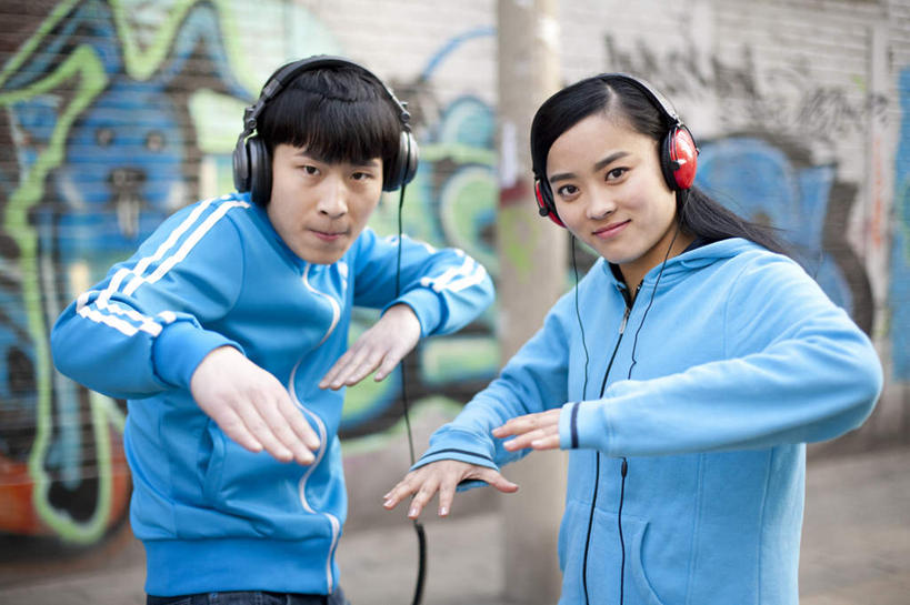 东方人,成年人,两个人,夫妻,微笑,横图,室外,正面,爱情,时尚,快乐,友谊,幸福,信心,街道,北京,亚洲,服装,瓷器,浪漫,音乐,听,休闲装,漂亮,衣服,耳机,休闲,休闲服,连帽衫,恩爱,个性,媒体,恋人,摄影,服饰,生活方式,司仪,酷,嘻哈,享乐,愉悦,时髦,广播,肖像,主持人,帽衫,市区,主持,东亚,节目主持人,时兴,异性恋,男人,男性,年轻男性,年轻女性,女人,女性,亚洲人,中国人,年轻人,夫妇,情侣,半身,彩图,欢乐,涂鸦,伴侣,流行音乐,态度