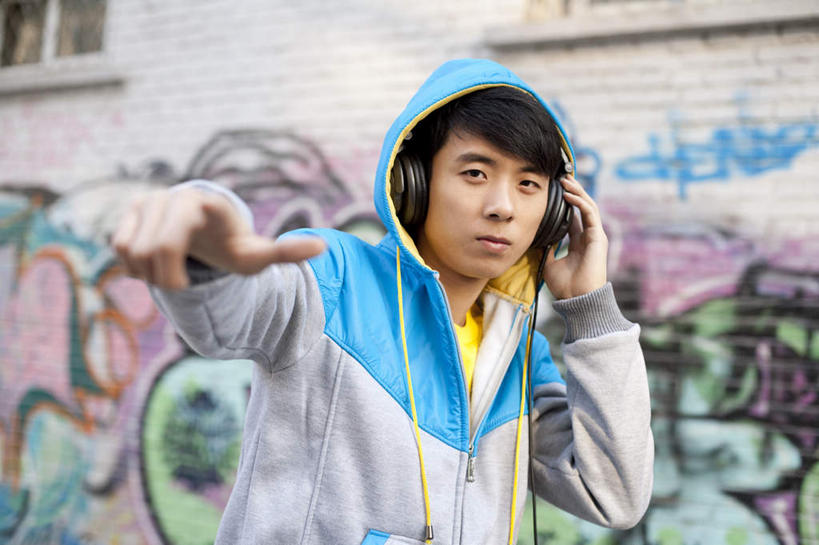 东方人,成年人,一个人,横图,室外,正面,时尚,信心,街道,北京,亚洲,仅一个男性,仅一个人,指,服装,瓷器,音乐,听,指点,休闲装,漂亮,仅一个年轻男性,衣服,耳机,手势,休闲,休闲服,连帽衫,个性,摄影,服饰,生活方式,酷,嘻哈,享乐,指向,愉悦,时髦,肖像,帽衫,市区,东亚,时兴,男人,男性,年轻男性,亚洲人,中国人,年轻人,半身,彩图,涂鸦,打手势,流行音乐,态度