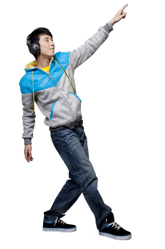 东方人,成年人,一个人,竖图,白色背景,侧面,时尚,北京,中国,亚洲,仅一个男性,仅一个人,指,服装,音乐,听,指点,休闲装,方向,仅一个年轻男性,衣服,耳机,手势,休闲,休闲服,连帽衫,个性,摄影,服饰,影棚,酷,嘻哈,指向,摄影棚,肖像,帽衫,东亚,男人,男性,年轻男性,亚洲人,中国人,年轻人,彩图,影棚拍摄,拍摄,打手势,流行音乐