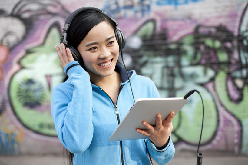 东方人,成年人,一个人,微笑,横图,室外,留白,正面,时尚,快乐,通讯,幸福,信心,技术,街道,北京,中国,亚洲,仅一个年轻女性,仅一个女性,仅一个人,敲打,服装,音乐,听,休闲装,漂亮,输入,衣服,耳机,打字,休闲,休闲服,连帽衫,个性,摄影,服饰,生活方式,点击,敲击,酷,嘻哈,享乐,愉悦,时髦,肖像,网上冲浪,帽衫,市区,平板电脑,东亚,无线电技术,时兴,按键,年轻女性,女人,女性,亚洲人,中国人,年轻人,半身,彩图,欢乐,涂鸦,流行音乐,态度