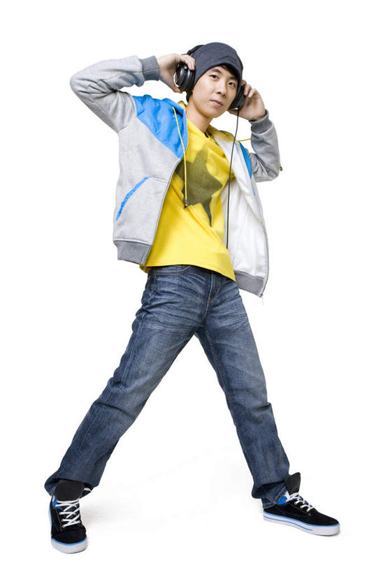 东方人,成年人,一个人,站,举,竖图,白色背景,正面,时尚,满意,信心,帽子,北京,中国,亚洲,仅一个男性,仅一个人,音乐,听,拿着,牛仔裤,休闲装,漂亮,仅一个年轻男性,耳机,托,休闲,放松,个性,摄影,影棚,生活方式,酷,嘻哈,愉悦,时髦,摄影棚,肖像,东亚,时兴,男人,男性,年轻男性,亚洲人,中国人,年轻人,举起,举手,举着,向上举,向上伸,向上托,彩图,影棚拍摄,拍摄,流行音乐,广角拍摄,态度