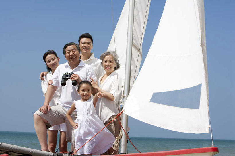 帆船,东方人,儿童,老年人,家庭,父母,母亲,父亲,女儿,祖母,祖父,站,举,笑,微笑,露齿笑,横图,室外,白天,留白,正面,旅游,度假,快乐,探险,自由,幸福,纯洁,合作,海洋,水,船,三亚,日光,中国,亚洲,五个人,连接,指,短裤,服装,透明,拿着,指点,休闲装,刺激,小孩,衣服,蓝色,风景,绳子,交通工具,夏天,叉腰,托,休闲,温暖,温馨,一家人,手指,短袖,帆,放松,可爱,乐趣,探索,童年,童趣,搭,财富,运输,摄影,服饰,生活方式,航海,宁静,甲板,和睦,享乐,指向,衣着,穿着,搭着,载具,华贵,童真,东亚,烂漫,无邪,海南岛,万里无云,双筒望远镜,衣饰,无忧无虑,冒险,天真,团结,老年男性,老年女性,男人,男性,年轻女性,女孩,女人,女性,亚洲人,中国人,孩子,年轻人,孙女,休闲活动,举起,举手,举着,向上举,向上伸,向上托,彩图,旅行,爱,欢乐,融洽,摆拍