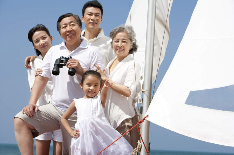 帆船,东方人,儿童,老年人,家庭,父母,母亲,父亲,女儿,祖母,祖父,站,举,笑,微笑,露齿笑,横图,室外,白天,留白,正面,旅游,度假,快乐,探险,自由,幸福,纯洁,合作,海洋,水,船,三亚,日光,中国,亚洲,五个人,连接,指,短裤,服装,透明,拿着,指点,休闲装,刺激,小孩,衣服,蓝色,风景,绳子,交通工具,夏天,叉腰,托,休闲,温暖,温馨,一家人,手指,短袖,帆,放松,可爱,乐趣,探索,童年,童趣,搭,财富,运输,摄影,服饰,生活方式,航海,宁静,和睦,享乐,指向,衣着,穿着,搭着,载具,华贵,童真,东亚,烂漫,无邪,海南岛,万里无云,双筒望远镜,衣饰,无忧无虑,冒险,天真,团结,老年男性,老年女性,男人,男性,年轻女性,女孩,女人,女性,亚洲人,中国人,孩子,年轻人,孙女,休闲活动,举起,举手,举着,向上举,向上伸,向上托,彩图,旅行,爱,欢乐,融洽,摆拍