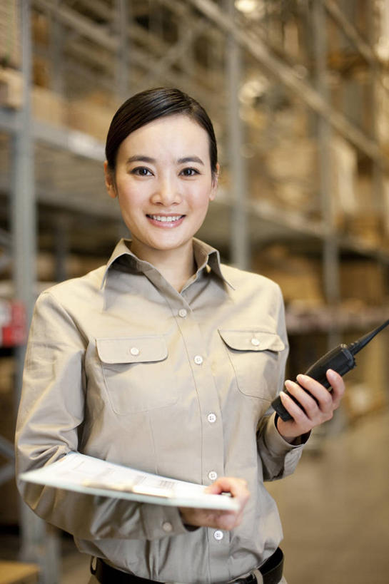 东方人,中年人,一个人,站,微笑,竖图,室内,正面,制服,商务,通讯,技术,北京,中国,亚洲,商品,仓库,盒子,工人,职业,服务,工业,运输,摄影,写字板,肖像,东亚,物流,责任,女人,中年女性,亚洲人,中国人,员工,半身,彩图,匠人,劳动者,体力工