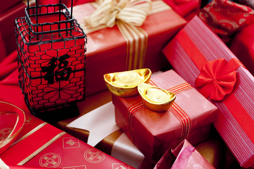 无人,横图,室内,运气,静物,礼物,照明,中国,春节,亚洲,庆祝,装饰,灯笼,纸灯笼,缎带,红色,福字,灯具,汉字,金条,摄影,红包,照亮,照明设备,中国文化,东亚,繁荣,元旦,彩图,影棚拍摄,元宝,传统文化