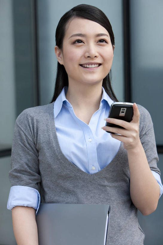 东方人,一个人,商务人士,商务女性,办公室,站,微笑,竖图,白天,正面,商务,通讯,信心,技术,手机,北京,中国,亚洲,套装,工作,文件,联系,向上看,办公大楼,摄影,专心,运送,发短信,商务装,工薪阶层,智能手机,东亚,无线电技术,责任,年轻女性,女人,亚洲人,中国人,年轻人,白领,上班族,电话机,半身,彩图