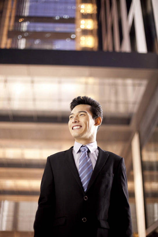 东方人,一个人,商务人士,商务男性,办公室,站,微笑,竖图,室外,夜晚,仰视,衬衫,商务,快乐,幸福,骄傲,成功,信心,城市,北京,中国,亚洲,套装,工作,刺激,职业,思考,办公大楼,活力,决定,摄影,照亮,领导,加班,商务装,逆光,工薪阶层,东亚,责任,把握,男人,男性,年轻男性,亚洲人,中国人,年轻人,白领,上班族,半身,彩图,低角度拍摄,衬衣,机遇,掌控