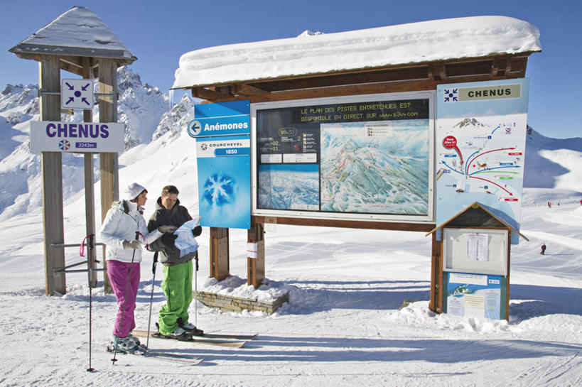 西方人,两个人,家庭,夫妻,站,横图,室外,白天,正面,爱情,山,雪,雪山,大雪,道路,指示牌,地图,帽子,欧洲,欧洲人,握,服装,装饰,信息,标志,工具,器材,文字,冰,积雪,山峰,雪景,冬季,冬天,交通,山峦,浪漫,拿,拿着,扭头,注视,方向,标识,运动器械,衣服,蓝色,蓝天,天空,手套,天,观察,看,站着,转头,温暖,温馨,一家人,器械,健身器械,恩爱,寒冷,握着,恋人,服饰,晴朗,拐杖,观看,引导,指引,保暖,华丽,滑雪杖,点缀,和睦,察看,冰冷,御寒,关注,健身器材,滑雪服,滑雪装备,万里无云,衬托,美观,雅致,雅观,编织帽,严寒,辅助设备,冰凉,酷寒,凛冽,凛凛,极冷,竞技服,旅游服,冬装,男人,男性,年轻男性,年轻女性,女人,女性,白种人,年轻人,夫妇,情侣,晴空,晴空万里,站立,彩图,全身,伴侣,融洽,导航,运动器材