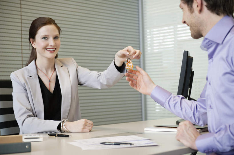 西方人,两个人,伙伴,朋友,商务人士,商务男性,商务女性,家,站,举,横图,室内,白天,侧面,衬衫,友谊,安全,合作,团队,电脑,显示器,鼠标,键盘,欧洲,欧洲人,握,套装,朦胧,模糊,网络,材料,档案,文件,纸,房屋,墙,屋子,公寓,防护,钥匙,钥匙圈,拿,拿着,注视,输入设备,通讯设备,洋房,楼房,墙壁,墙面,住宅,白色,手稿,资料,观察,看,托,站着,台式电脑,战略,握着,观看,保护,证明,察看,开启,封闭,关注,文档,保险,通信设备,商务装,私密,工薪阶层,输出设备,保全,周全,安稳,安定,防盗,联合,合谋,配合,平安,协作,男人,男性,年轻男性,年轻女性,女人,女性,白种人,白领,上班族,举起,举手,举着,向上举,向上伸,向上托,站立,半身,彩图,衬衣,房子