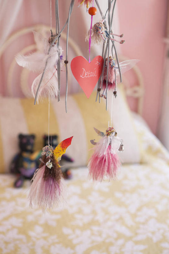 无人,竖图,俯视,室内,特写,白天,游戏,床,靠垫,卧室,静物,玩具,吊挂,悬挂,朦胧,模糊,墙,床单,靠枕,挂,玩,娱乐,被子,墙壁,墙面,粉色,垫子,枕头,休闲,益智,单人床,活动,被单,发泄,消遣,智力,摇铃,宣泄,玩耍,嬉戏,彩图,高角度拍摄,睡房,卧房,手摇铃