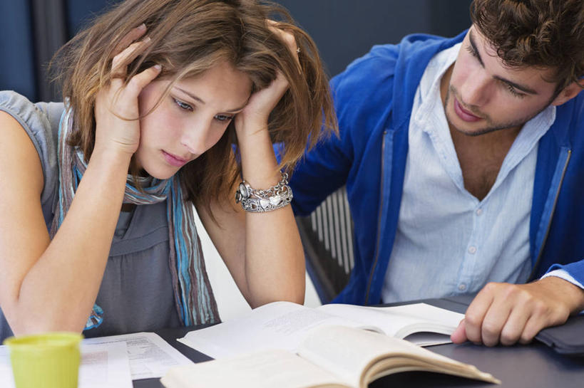 西方人,两个人,伙伴,朋友,坐,横图,室内,白天,正面,失败,友谊,桌子,书籍,欧洲,欧洲人,撑,阴影,服装,沮丧,时间,反射,时钟,手表,影子,记事本,计时,托腮,注视,休闲装,书桌,衣服,本子,笔记本,课桌,钟表,观察,看,托,休闲,难受,同学,休闲服,表,无奈,服饰,观看,失望,悲伤,腕表,察看,伤心,难过,校友,关注,托下巴,失落,颓废,挫败,受挫,落败,落空,错过,失足,失意,失策,失算,颓丧,衰颓,悲哀,懊丧,颓靡,气馁,丧气,同窗,学友,单手托腮,败北,挫折,失利,友情,男人,男性,年轻男性,年轻女性,女人,女性,白种人,书,图书,钟,坐着,半身,彩图