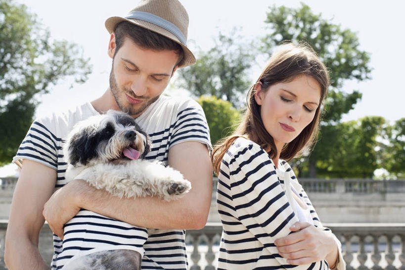 西方人,两个人,家庭,夫妻,栏杆,站,抱,笑,双手交叉,微笑,横图,室外,白天,正面,爱情,植物,宠物,狗,帽子,欧洲,欧洲人,阴影,服装,光线,影子,围栏,浪漫,注视,休闲装,护栏,树,树木,一只,衣服,蓝色,绿色,蓝天,天空,阳光,自然,动物,遮阳帽,天,低头,观察,看,站着,休闲,温暖,温馨,一家人,休闲服,恩爱,可爱,恋人,服饰,生长,晴朗,成长,抱着,观看,和睦,察看,双手抱胸,搂着,关注,忠诚,万里无云,一顶,漠视,无视,疏忽,忽视,男人,男性,年轻男性,年轻女性,女人,女性,白种人,夫妇,情侣,晴空,晴空万里,犬,搂,搂抱,站立,半身,彩图,轻忽,伴侣,融洽