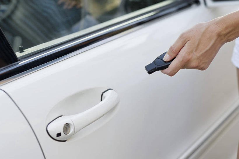 西方人,手,一个人,横图,室外,特写,白天,正面,安全,窗户,汽车,欧洲,欧洲人,仅一个年轻女性,仅一个女性,仅一个人,一辆,握,阴影,光线,影子,墙,防护,钥匙,玻璃窗,墙壁,墙面,车,一个,白色,阳光,车窗,交通工具,轿车,手部,握着,单个,保护,单手,开启,封闭,载具,保险,私密,车钥匙,保全,周全,安稳,安定,防盗,汽车钥匙,平安,年轻女性,女人,女性,白种人,半身,彩图