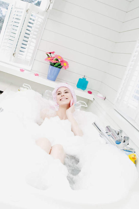 西方人,一个人,躺,笑,摸,微笑,露齿笑,竖图,室内,白天,正面,洗澡,植物,卫生间,浴室,帽子,欧洲,欧洲人,仅一个年轻女性,仅一个女性,仅一个人,抚摸,朦胧,模糊,盛开,泡沫,盆栽,浴帽,墙,盆景,花蕾,注视,干净,墙壁,墙面,花,花瓣,花朵,鲜花,绿色,白色,自然,浴缸,花苞,花蕊,观察,看,清洁,享受,健康,放松,保健,生长,成长,观看,察看,卫生,关注,卫浴设备,泡汤,水管装置,防水帽,卧着,年轻女性,女人,女性,白种人,淋浴房,触摸,接触,躺着,卧,半身,彩图,沐浴,冲凉房,沐浴间,沐浴室