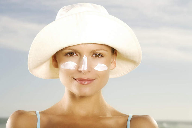 西方人,脸,头,脸颊,一个人,站,笑,微笑,横图,室外,特写,白天,正面,泳装,比基尼,帽子,欧洲,欧洲人,仅一个年轻女性,仅一个女性,仅一个人,朦胧,模糊,注视,肩膀,化妆品,遮阳帽,观察,看,站着,观看,察看,防晒乳,防晒霜,护肤品,化妆用品,关注,护肤用品,年轻女性,女人,女性,白种人,头部,脸部,脸蛋,面部,站立,半身,彩图,三点式,泳衣