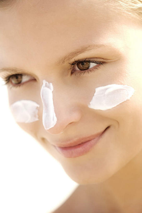 西方人,脸,头,脸颊,脖子,一个人,笑,微笑,竖图,室外,特写,白天,正面,欧洲,欧洲人,仅一个年轻女性,仅一个女性,仅一个人,朦胧,模糊,注视,化妆品,观察,看,观看,察看,防晒乳,防晒霜,护肤品,化妆用品,关注,护肤用品,年轻女性,女人,女性,白种人,头部,脖,颈,颈部,脸部,脸蛋,面部,半身,彩图