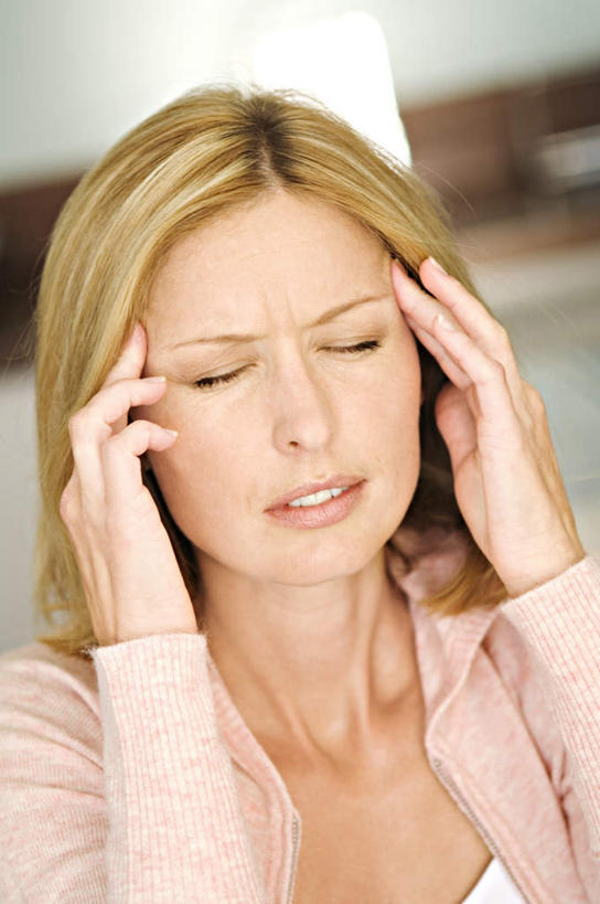 西方人,脸,头,脸颊,手,一个人,闭眼,竖图,室内,特写,白天,正面,按摩,欧洲,欧洲人,双手,仅一个女性,仅一个人,服装,朦胧,模糊,休闲装,肩膀,衣服,仅一个中年女性,享受,休闲,健康,生病,皱眉,手部,休闲服,保健,服饰,指压,抱病,女人,女性,中年女性,白种人,头部,脸部,脸蛋,面部,闭眼睛,闭着眼,闭着眼睛,半身,彩图,推拿