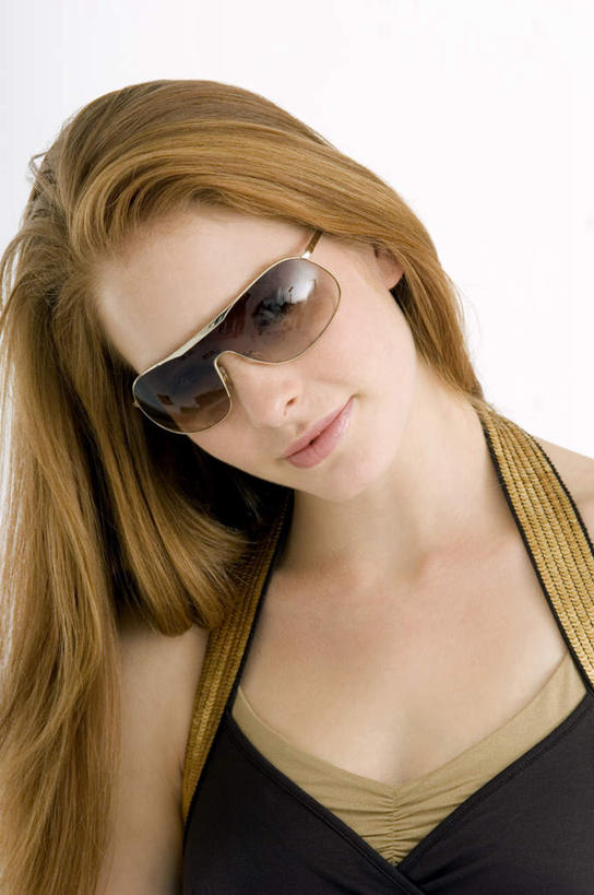 西方人,脸,头,脸颊,锁骨,肩胛骨,胸骨,肋骨,头发,一个人,笑,微笑,竖图,室内,特写,白天,白色背景,正面,吊带,欧洲,欧洲人,仅一个年轻女性,仅一个女性,仅一个人,服装,墨镜,眼镜,注视,吊带衫,衣服,黄色,太阳镜,太阳眼镜,观察,看,遮阳镜,摄影,服饰,影棚,观看,察看,衣着,穿着,关注,胸椎,腰骨,肋软骨,衣饰,年轻女性,女人,女性,白种人,头部,长发,直发,脸部,脸蛋,面部,半身,彩图,影棚拍摄,拍摄