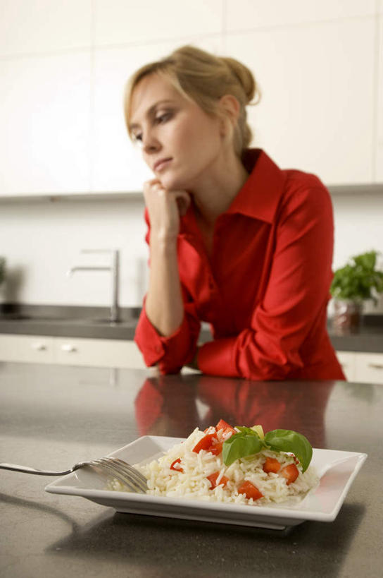 米饭,西方人,嘴,一个人,站,竖图,室内,白天,正面,衬衫,失败,植物,餐桌,厨房,柜子,桌子,餐具,叶子,欧洲,欧洲人,仅一个年轻女性,仅一个女性,仅一个人,撑,服装,沮丧,叉子,碟子,盘,盆栽,墙,绿叶,盆景,饭,储物柜,托腮,注视,墙壁,墙面,两个,衣服,红色,绿色,自然,盘子,碟,嘟嘴,观察,看,托,站着,难受,撅嘴,嫩叶,无奈,服饰,生长,成长,餐台,观看,失望,悲伤,五谷,察看,伤心,难过,衣着,储存,穿着,关注,托下巴,失落,餐叉,颓废,挫败,受挫,落败,落空,错过,失足,失意,失策,失算,颓丧,衰颓,悲哀,懊丧,颓靡,气馁,丧气,衣饰,储备,蕴藏,贮备,败北,挫折,失利,年轻女性,女人,女性,白种人,嘴巴,嘴唇,叶,叶片,进餐用具,站立,半身,彩图,衬衣,灶间,贮存