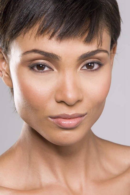 西方人,脸,头,脸颊,脖子,锁骨,肩胛骨,胸骨,肋骨,头发,一个人,笑,微笑,竖图,室内,特写,白天,正面,欧洲,欧洲人,仅一个年轻女性,仅一个女性,仅一个人,灰色背景,注视,黑色,观察,看,摄影,影棚,观看,察看,关注,胸椎,腰骨,肋软骨,年轻女性,女人,女性,白种人,头部,直发,脖,颈,颈部,脸部,脸蛋,面部,半身,彩图,影棚拍摄,拍摄,短发