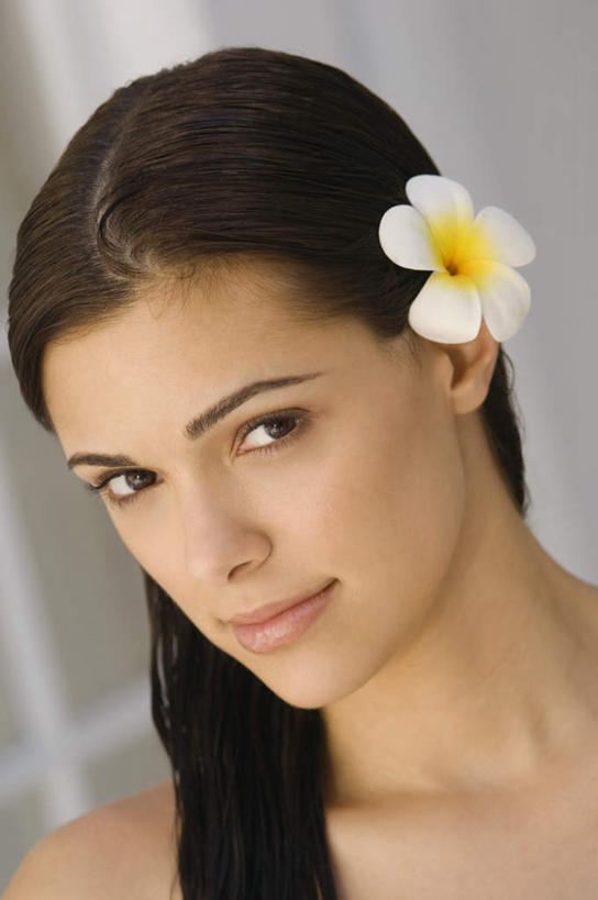 西方人,脸,头,脸颊,脖子,锁骨,肩胛骨,胸骨,肋骨,头发,一个人,笑,微笑,竖图,室内,特写,白天,正面,欧洲,欧洲人,仅一个年轻女性,仅一个女性,仅一个人,装饰,盛开,花蕾,注视,花,花瓣,花朵,鲜花,黑色,花苞,花蕊,观察,看,观看,华丽,修饰,点缀,察看,关注,衬托,美观,雅致,雅观,胸椎,腰骨,肋软骨,年轻女性,女人,女性,白种人,头部,长发,直发,脖,颈,颈部,脸部,脸蛋,面部,半身,彩图