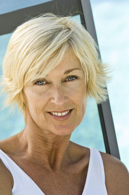 西方人,脸,头,脸颊,脖子,锁骨,肩胛骨,胸骨,肋骨,头发,一个人,笑,微笑,露齿笑,竖图,室内,特写,白天,正面,欧洲,欧洲人,仅一个女性,仅一个人,服装,注视,休闲装,肩膀,衣服,黄色,观察,看,休闲,休闲服,服饰,仅一个老年女性,观看,察看,关注,胸椎,腰骨,肋软骨,老年女性,女人,女性,白种人,头部,直发,脖,颈,颈部,脸部,脸蛋,面部,半身,彩图,短发